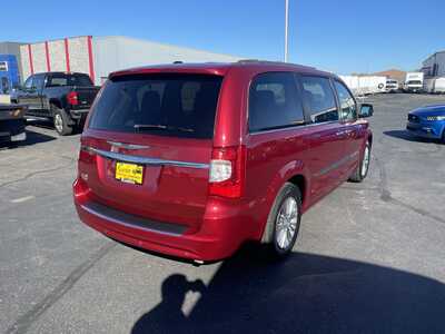 2015 Chrysler Town & Country, $10900. Photo 3