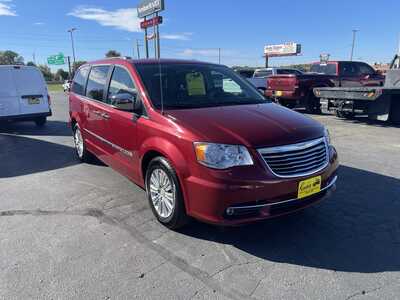 2015 Chrysler Town & Country, $10900. Photo 4