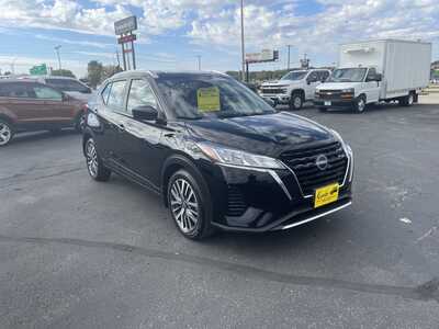 2023 Nissan Kicks, $12997. Photo 2