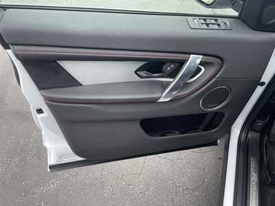 2021 Land Rover Discovery, $24995. Photo 11
