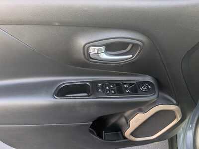 2017 Jeep Renegade, $11984. Photo 10