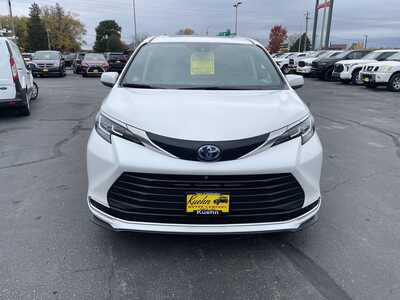 2023 Toyota Sienna, $37977. Photo 3