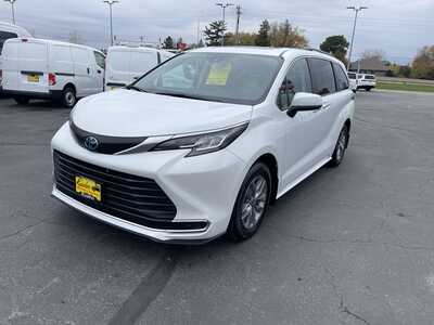 2023 Toyota Sienna, $37977. Photo 4