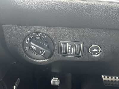 2019 Dodge Challenger, $19937. Photo 12