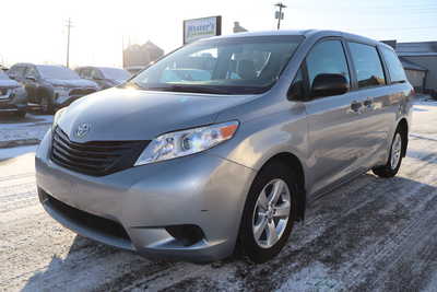 2017 Toyota Sienna, $15995. Photo 1