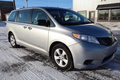 2017 Toyota Sienna, $15995. Photo 2