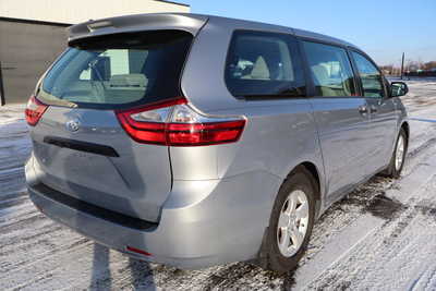 2017 Toyota Sienna, $15995. Photo 3