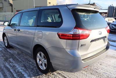 2017 Toyota Sienna, $15995. Photo 4