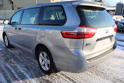 2017 Toyota Sienna, $15995. Photo 5