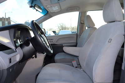 2017 Toyota Sienna, $15995. Photo 6