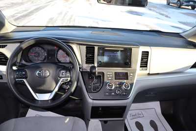 2017 Toyota Sienna, $15995. Photo 7