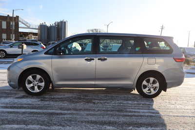 2017 Toyota Sienna, $15995. Photo 9