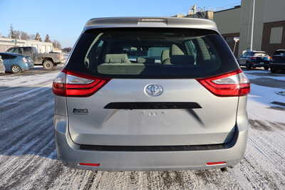 2017 Toyota Sienna, $15995. Photo 11