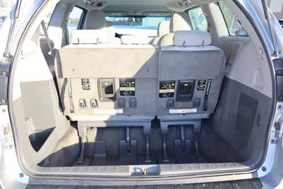 2017 Toyota Sienna, $15995. Photo 12