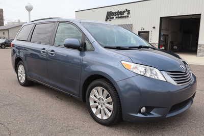 2016 Toyota Sienna, $19995. Photo 2