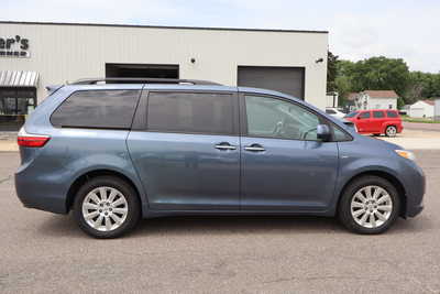 2016 Toyota Sienna, $19995. Photo 8