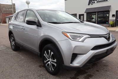2018 Toyota RAV4, $13995. Photo 2