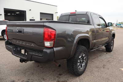 2017 Toyota Tacoma, $24500. Photo 3