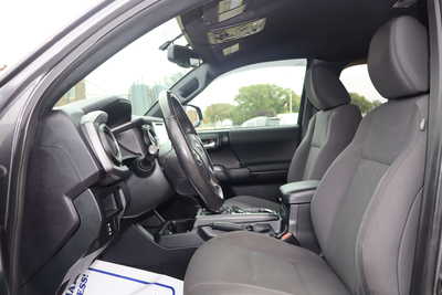 2017 Toyota Tacoma, $24500. Photo 5
