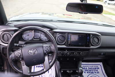 2017 Toyota Tacoma, $24500. Photo 7