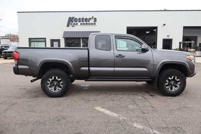 2017 Toyota Tacoma, $24500. Photo 9