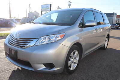 2017 Toyota Sienna, $14995. Photo 1