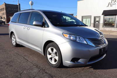 2017 Toyota Sienna, $14995. Photo 2