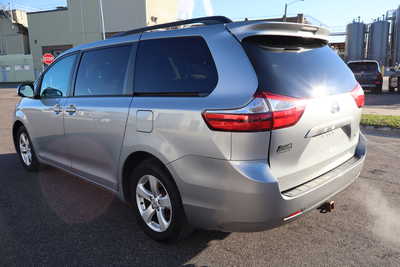 2017 Toyota Sienna, $14995. Photo 4