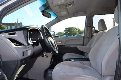2017 Toyota Sienna, $14995. Photo 5