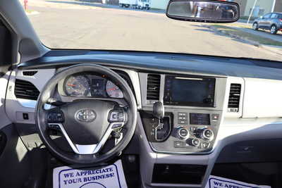 2017 Toyota Sienna, $14995. Photo 7