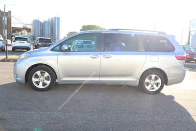 2017 Toyota Sienna, $14995. Photo 8