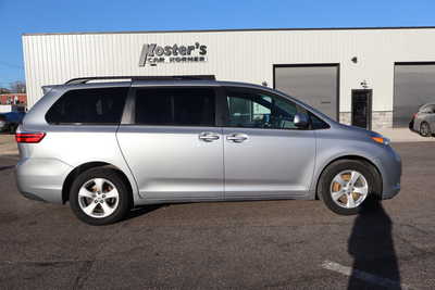 2017 Toyota Sienna, $14995. Photo 9