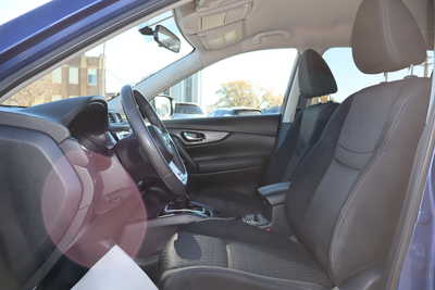 2017 Nissan Rogue, $10500. Photo 5