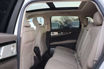 2022 Lincoln Nautilus, $25500. Photo 6