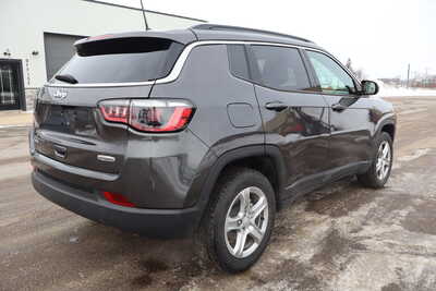 2023 Jeep Compass, $17995. Photo 3