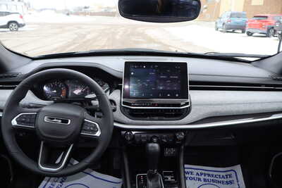 2023 Jeep Compass, $17995. Photo 7