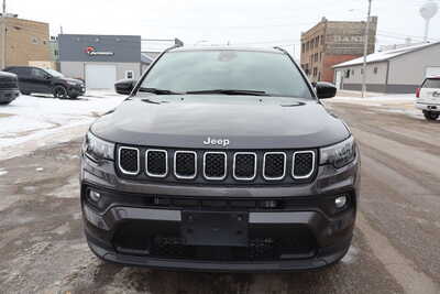 2023 Jeep Compass, $17995. Photo 12