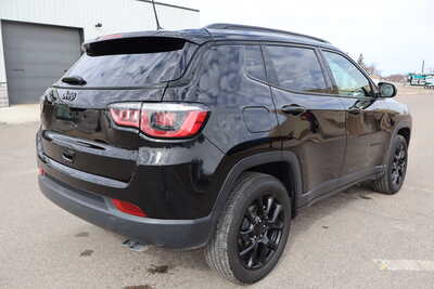 2022 Jeep Compass, $18995. Photo 3