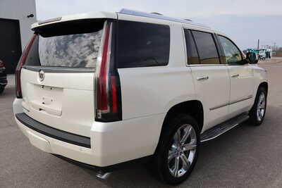 2015 Cadillac Escalade, $19900. Photo 3