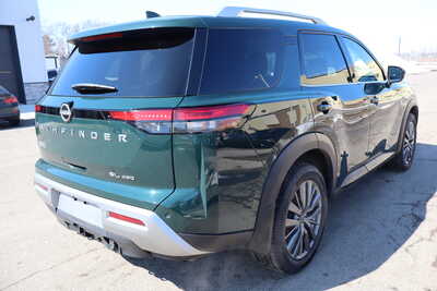 2022 Nissan Pathfinder, $21500. Photo 3