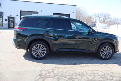 2022 Nissan Pathfinder, $21500. Photo 9