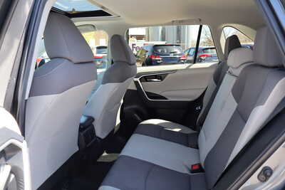 2021 Toyota RAV4, $22500. Photo 6