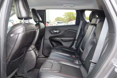 2019 Jeep Cherokee, $14900. Photo 6