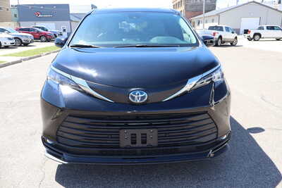 2025 Toyota Sienna, $37995. Photo 12