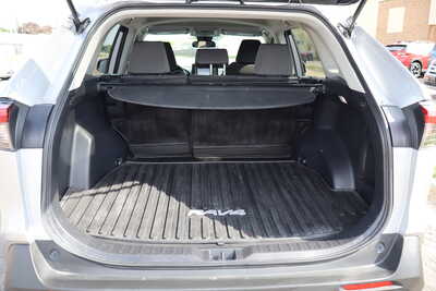 2022 Toyota RAV4, $22995. Photo 11