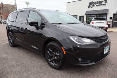 2019 Chrysler Pacifica, $12995. Photo 2