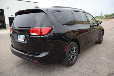 2019 Chrysler Pacifica, $12995. Photo 3