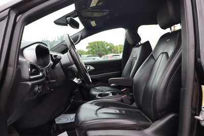 2019 Chrysler Pacifica, $12995. Photo 5