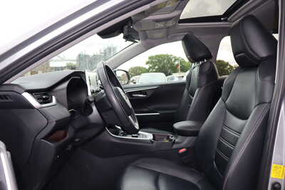 2019 Toyota RAV4, $22500. Photo 5