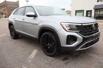 2024 Volkswagen Atlas, $25995. Photo 2